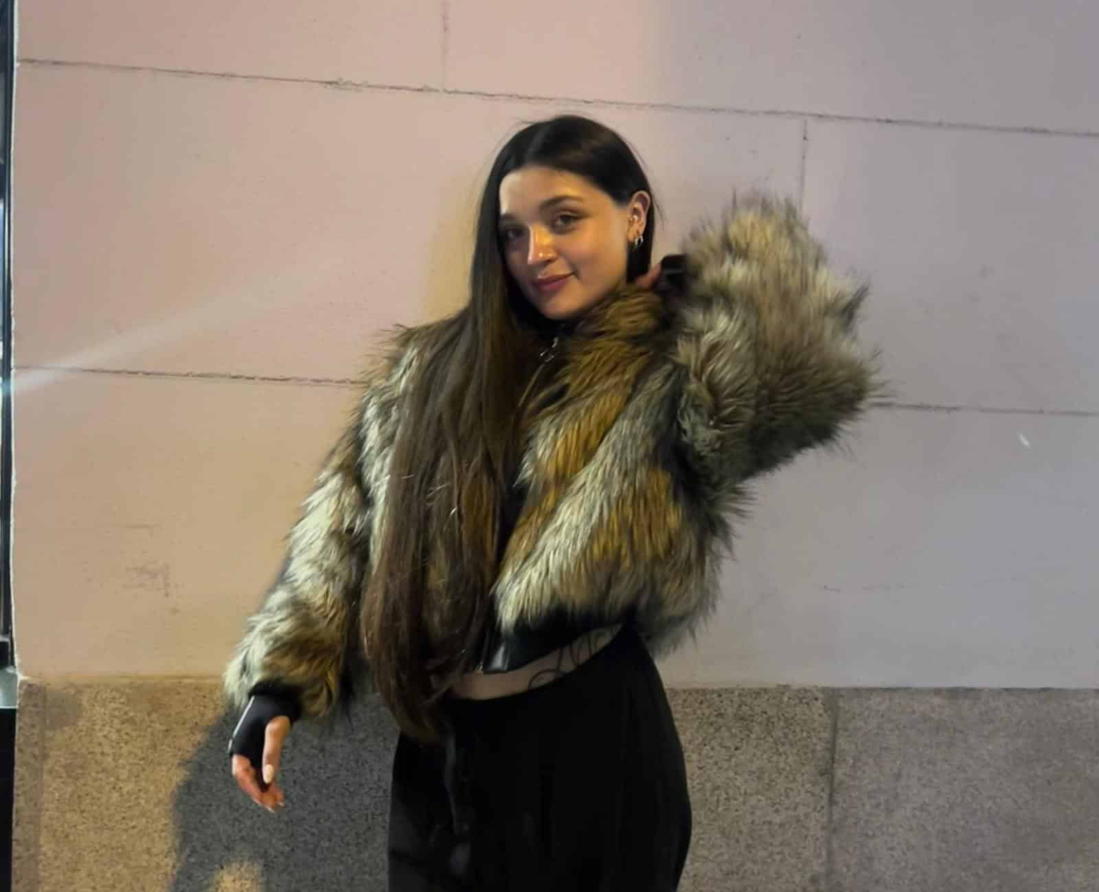Arreglos ropa cerca de mi - Cliente vistiendo chaqueta ajustada por Arreglos de Ropa Alba