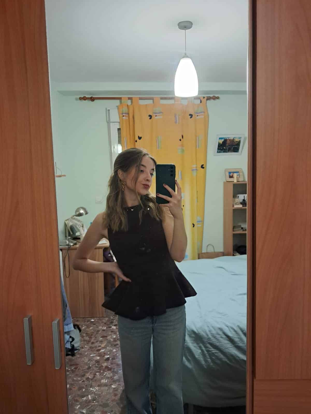 Cliente en Sevilla luciendo un abrigo de piel sintética ajustado por Arreglos de Ropa Alba